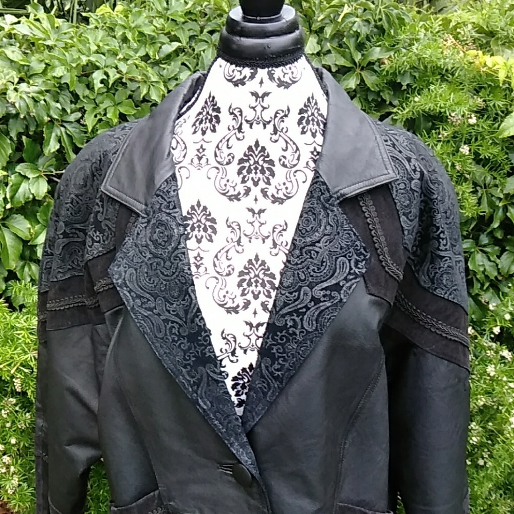 Classy ! leather women's Coat size lg